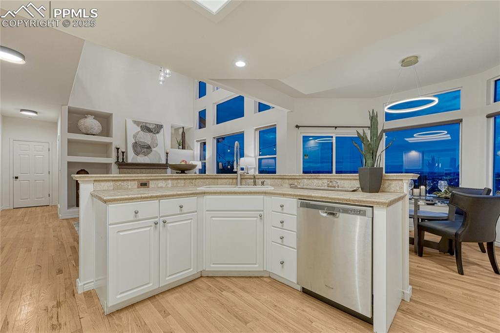Image 9 of 28: Kitchen