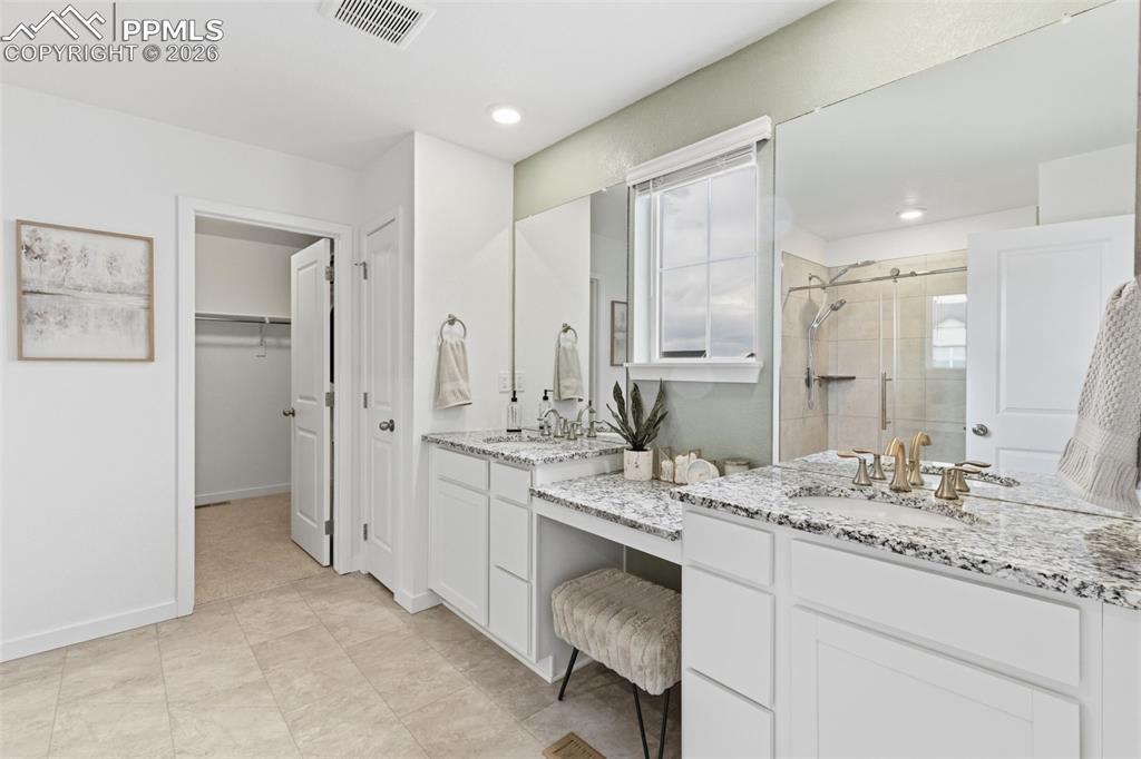 Image 28 of 43: Bathroom