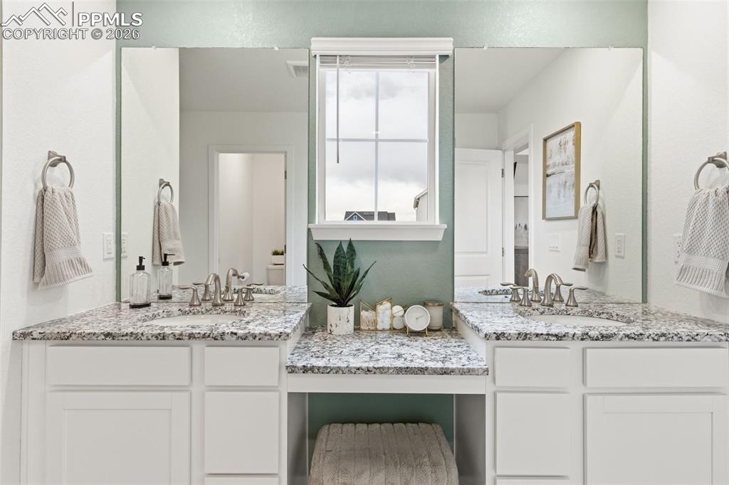 Image 29 of 43: Bathroom