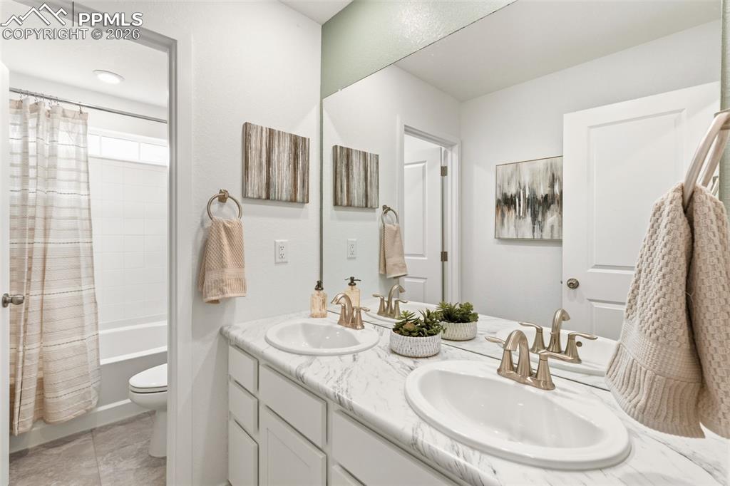 Image 35 of 43: Bathroom