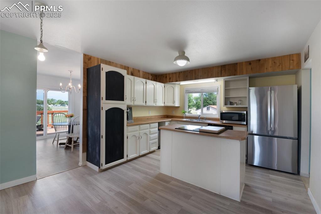 Image 13 of 49: Kitchen