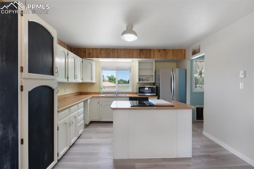 Image 14 of 49: Kitchen