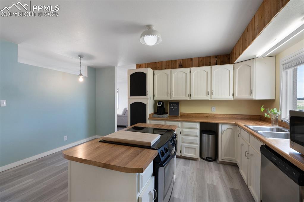 Image 15 of 49: Kitchen
