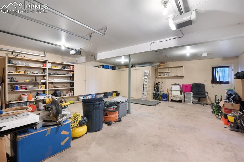 Image 36 of 49: Attached shelving stays!