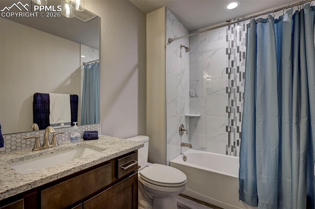 Image 39 of 48: Bathroom