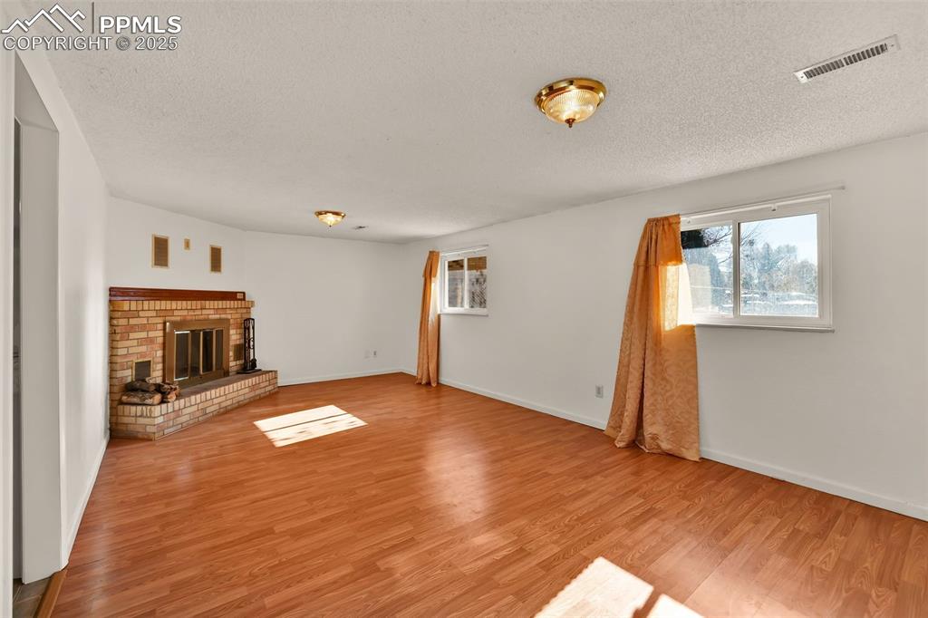 Image 10 of 15: Family Room