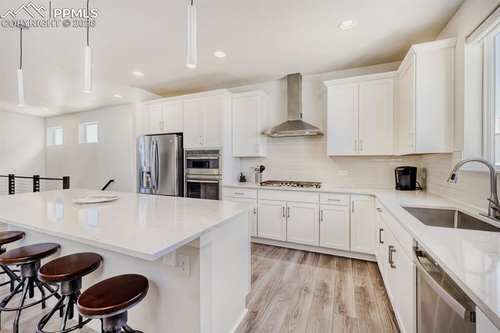 Image 10 of 45: Luxurious Eat-In Kitchen