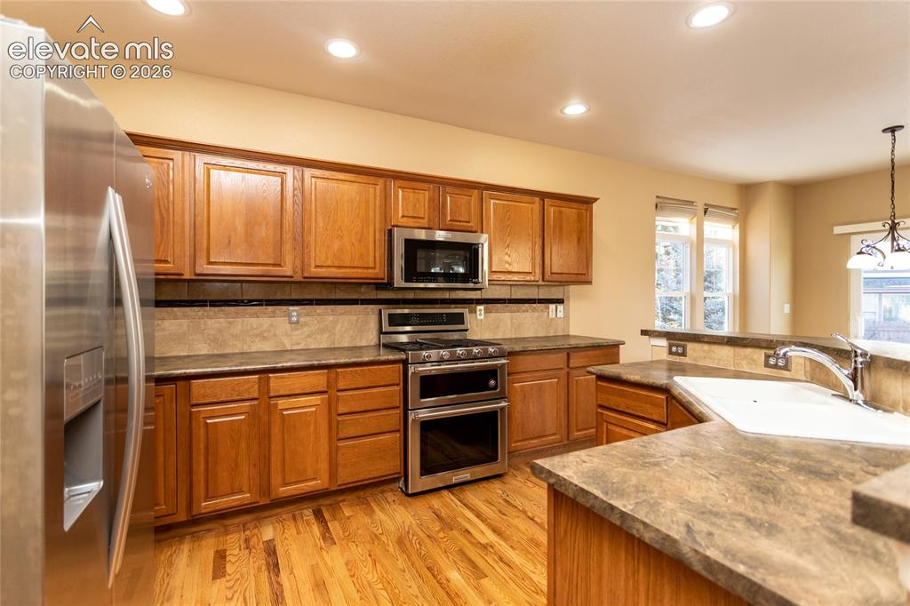 Image 18 of 48: Kitchen