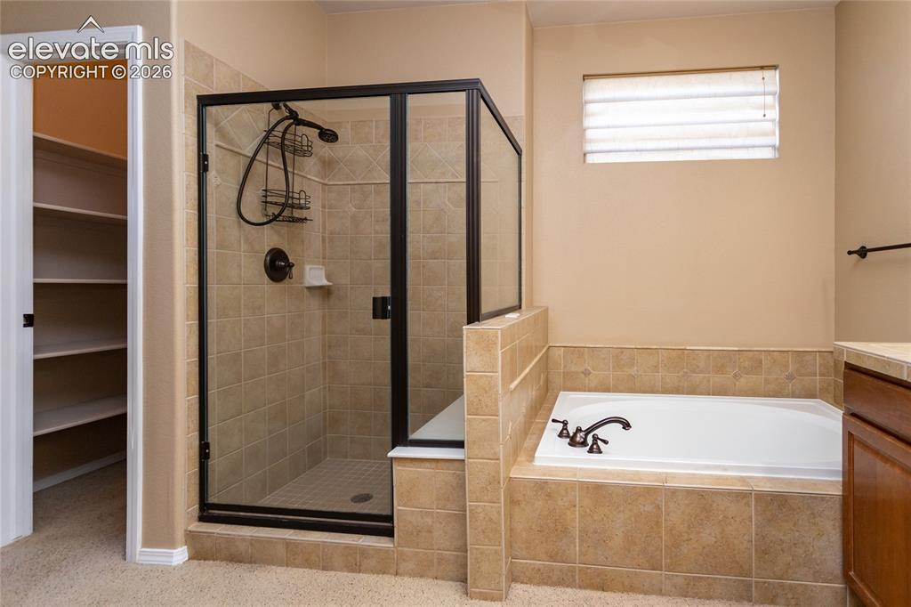 Image 27 of 48: Bathroom