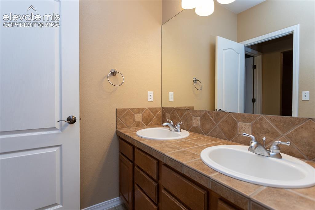 Image 39 of 48: Bathroom