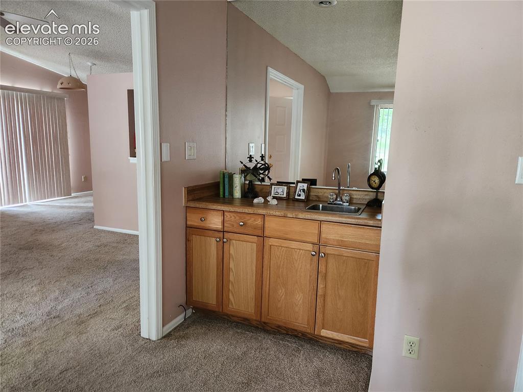 Image 15 of 25: Den