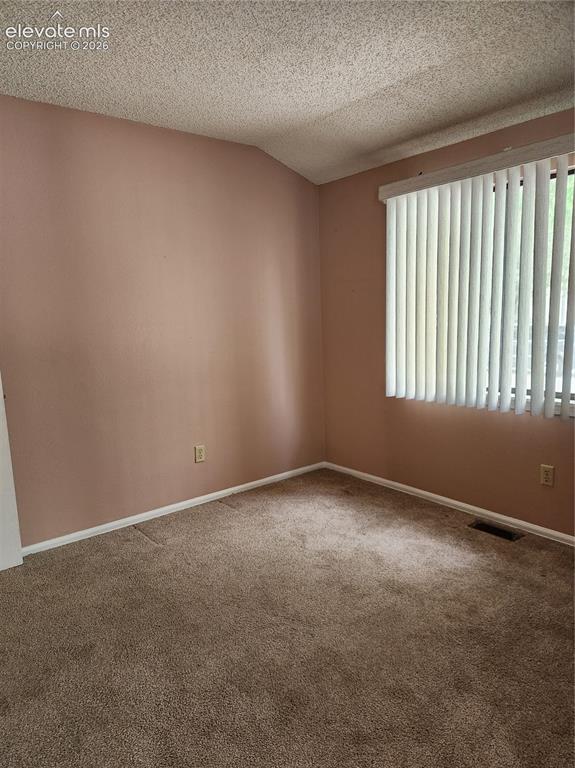 Image 16 of 25: Den