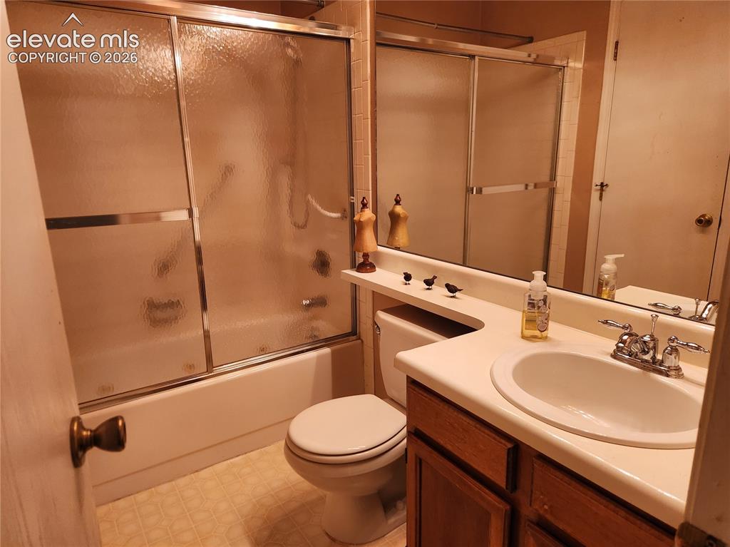 Image 19 of 25: Bathroom