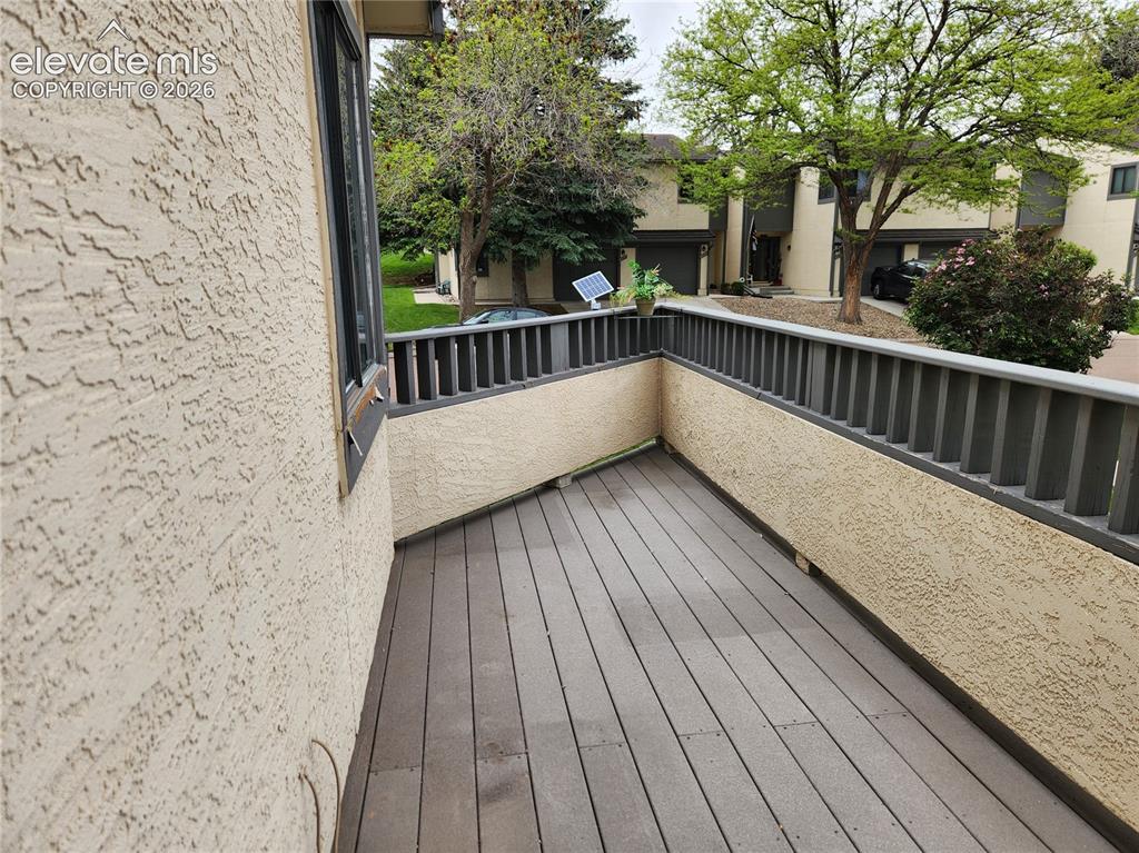 Image 20 of 25: Deck