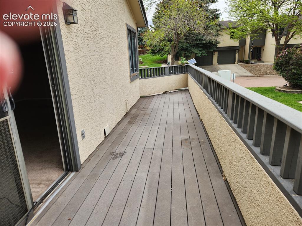 Image 21 of 25: Deck
