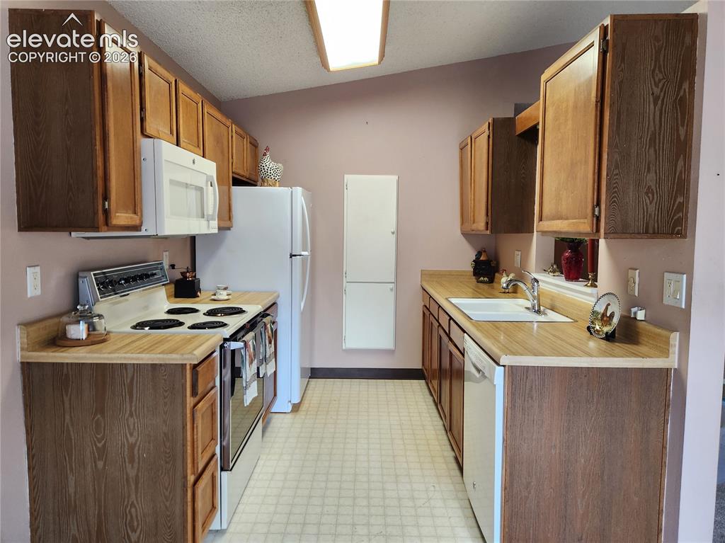 Image 5 of 25: Kitchen