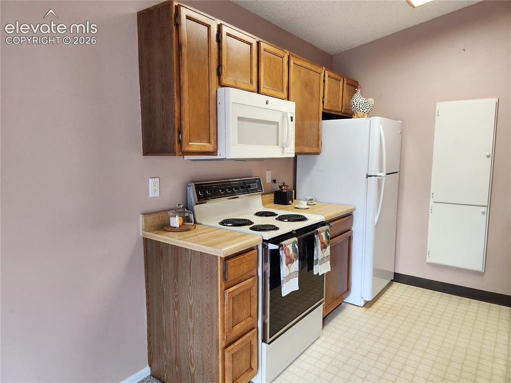 Image 7 of 25: Kitchen