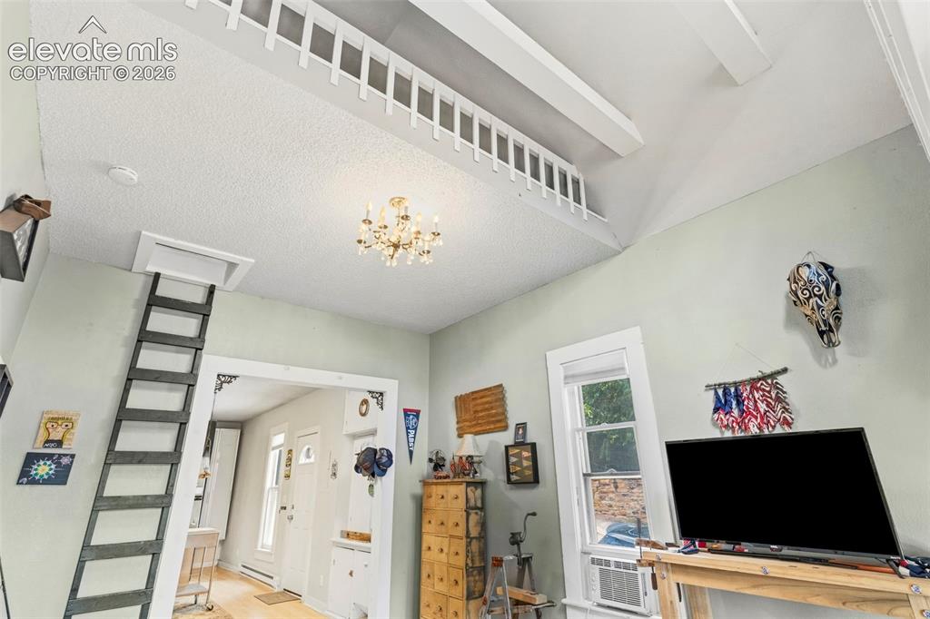 Image 14 of 25: Additional loft space