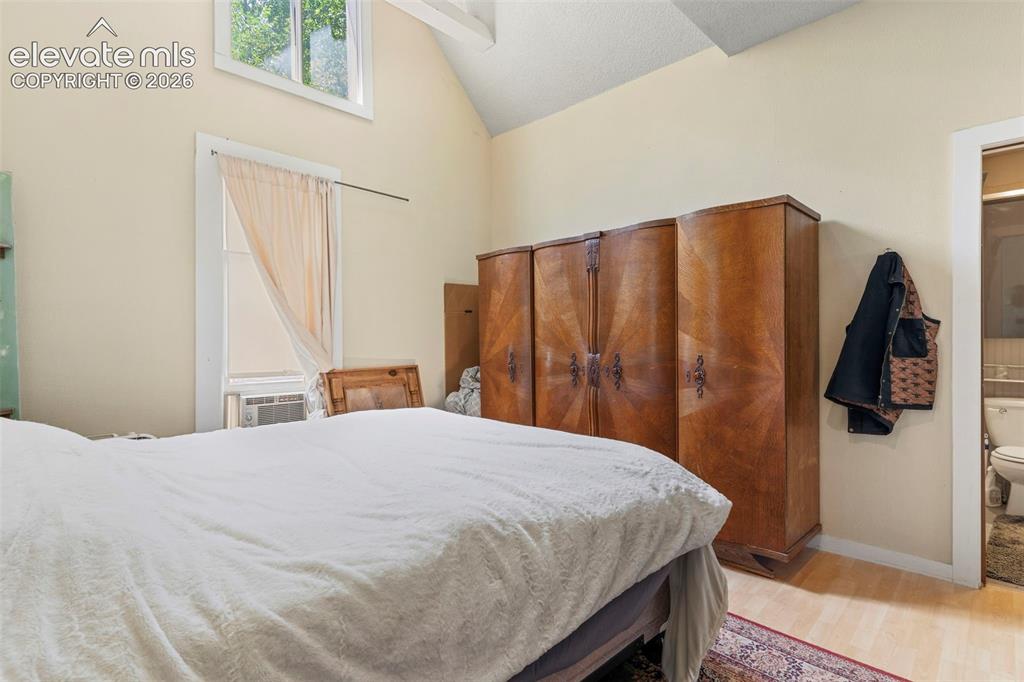 Image 17 of 25: Bedroom