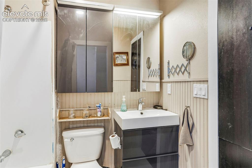 Image 18 of 25: Adjoining three-fourths bathroom