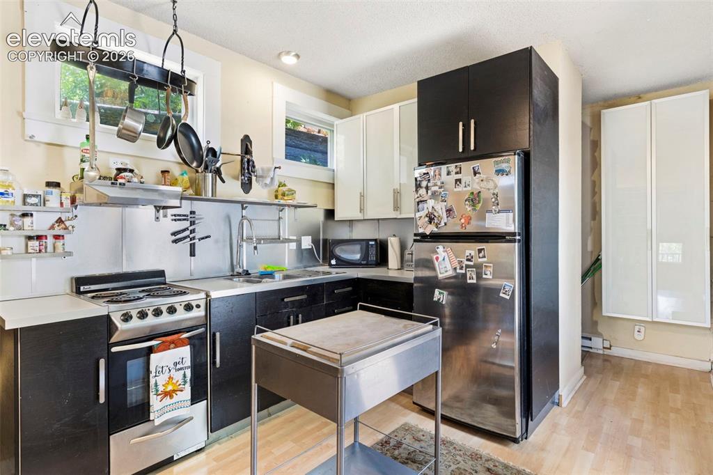 Image 4 of 25: Kitchen