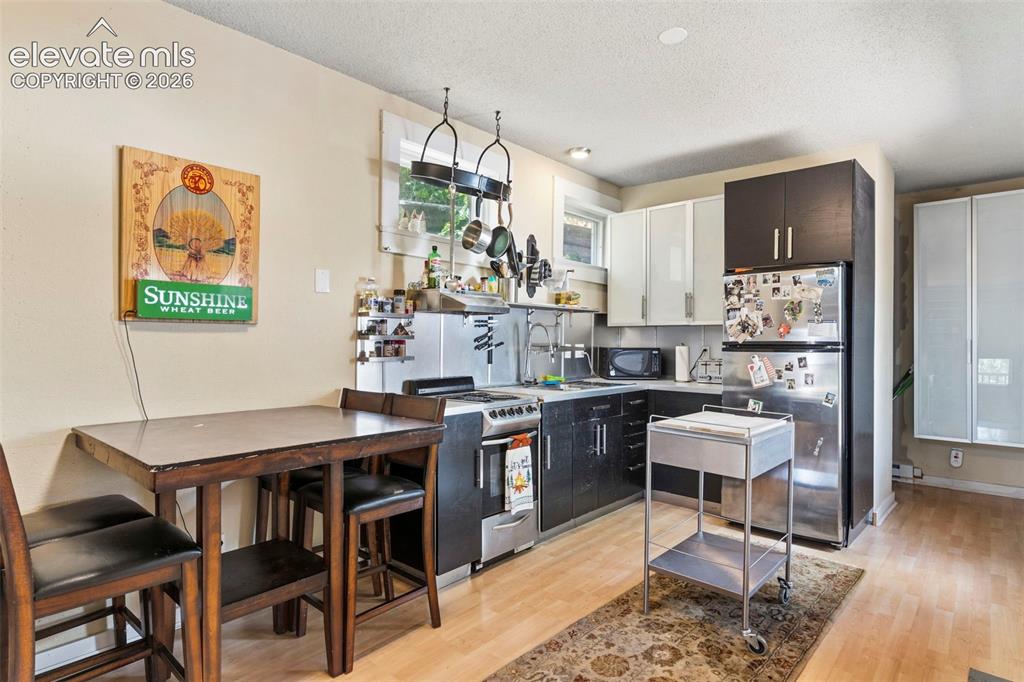Image 7 of 25: Kitchen