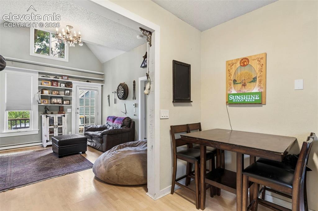 Image 8 of 25: Dining Area