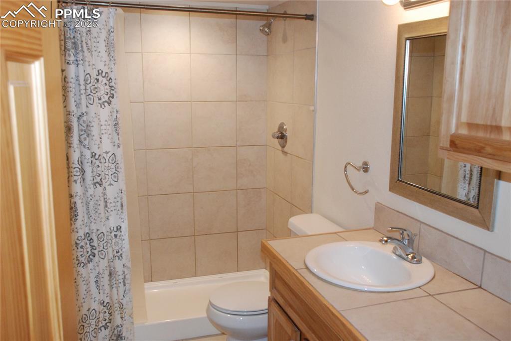 Image 19 of 37: Full bathroom on main level.