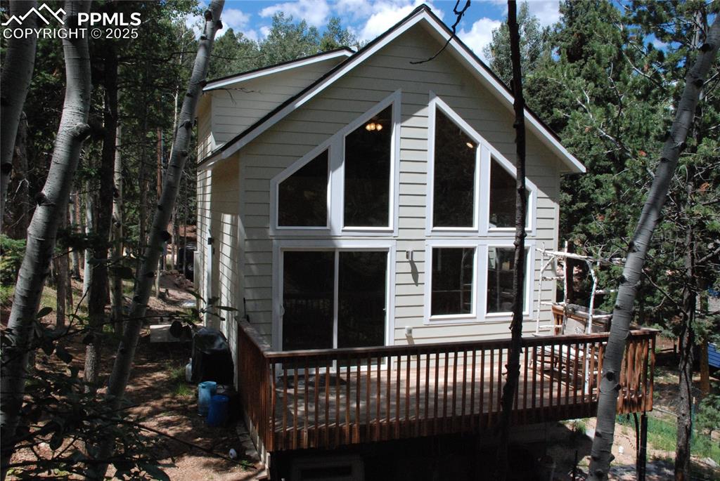 Image 2 of 37: Enjoy mountain living located just minutes from all that Woodland Park has