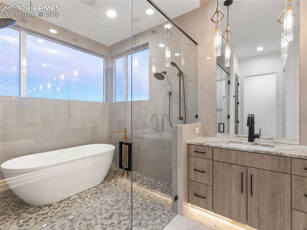 Image 13 of 50: Bathroom