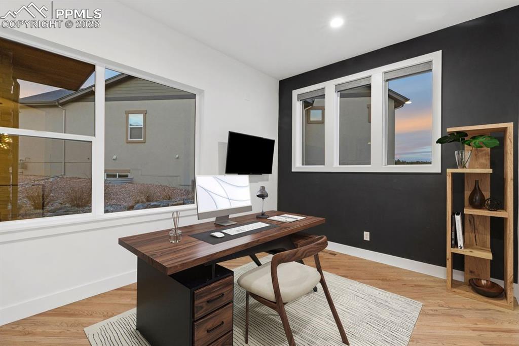 Image 15 of 50: Office