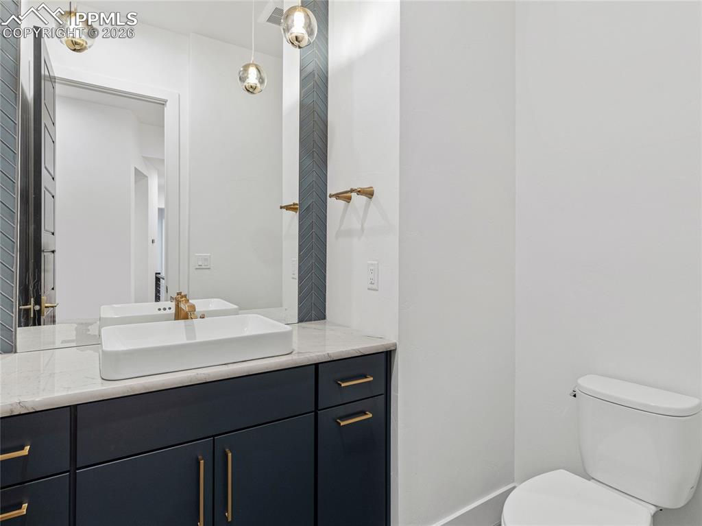 Image 19 of 50: Bathroom