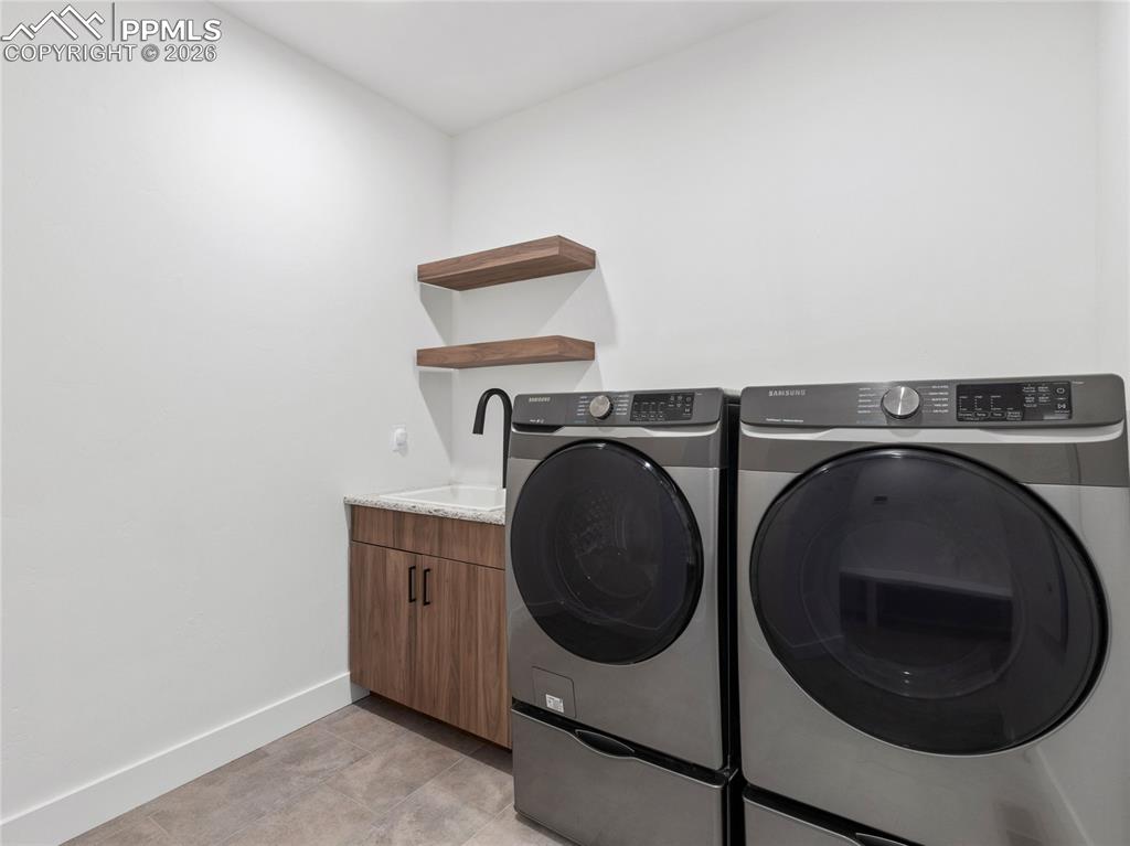 Image 20 of 50: Laundry