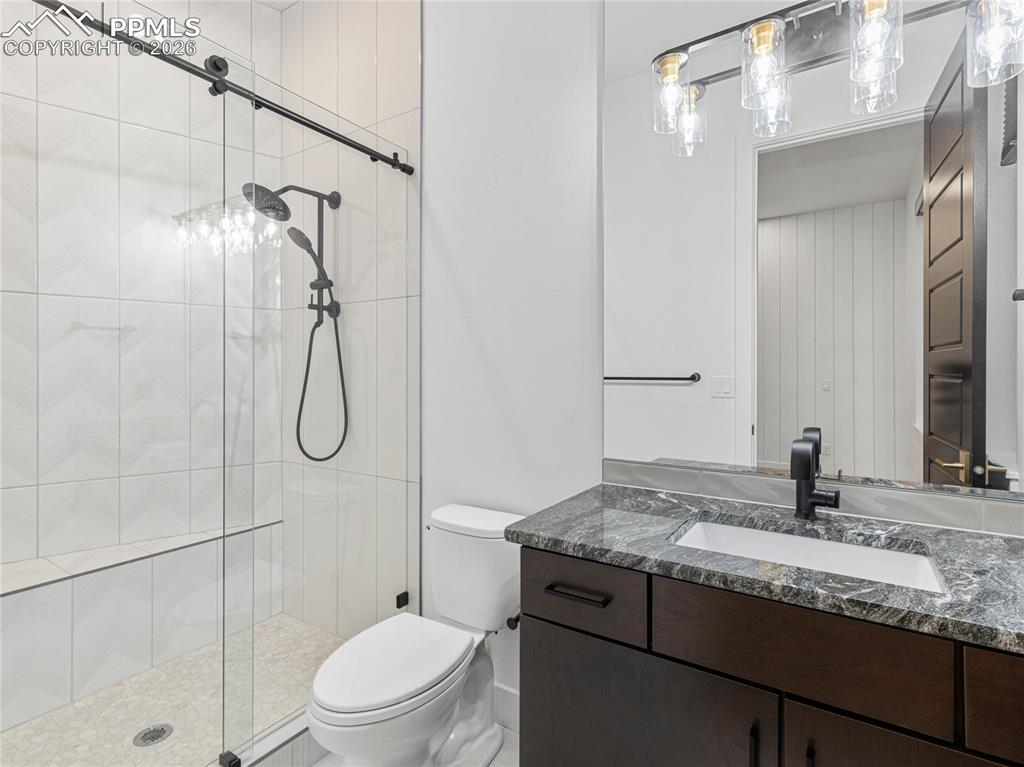 Image 23 of 50: Bathroom