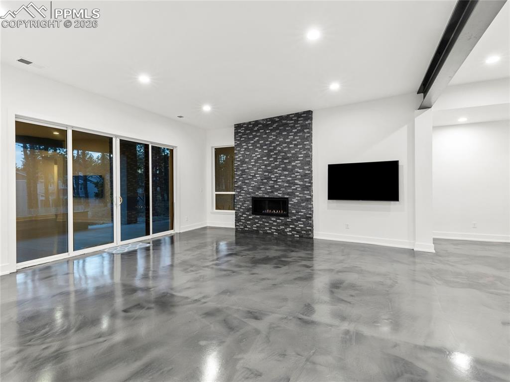 Image 30 of 50: Living Room