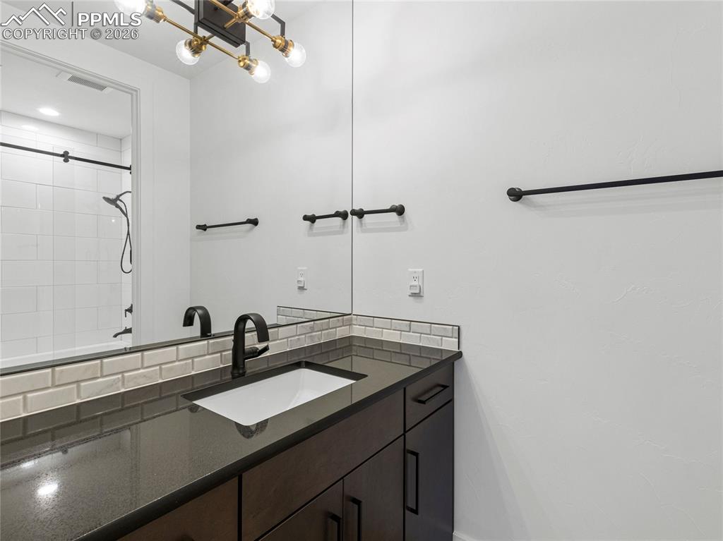 Image 35 of 50: Bathroom