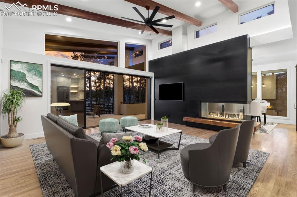 Image 4 of 50: Lobby