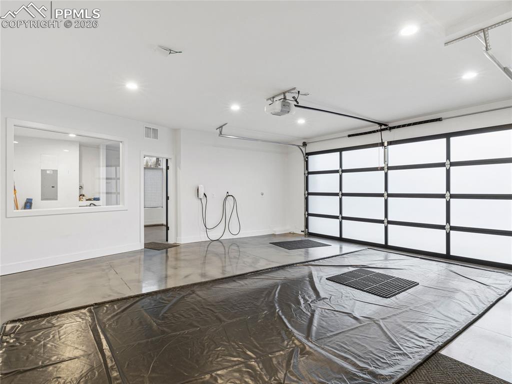 Image 43 of 50: Garage