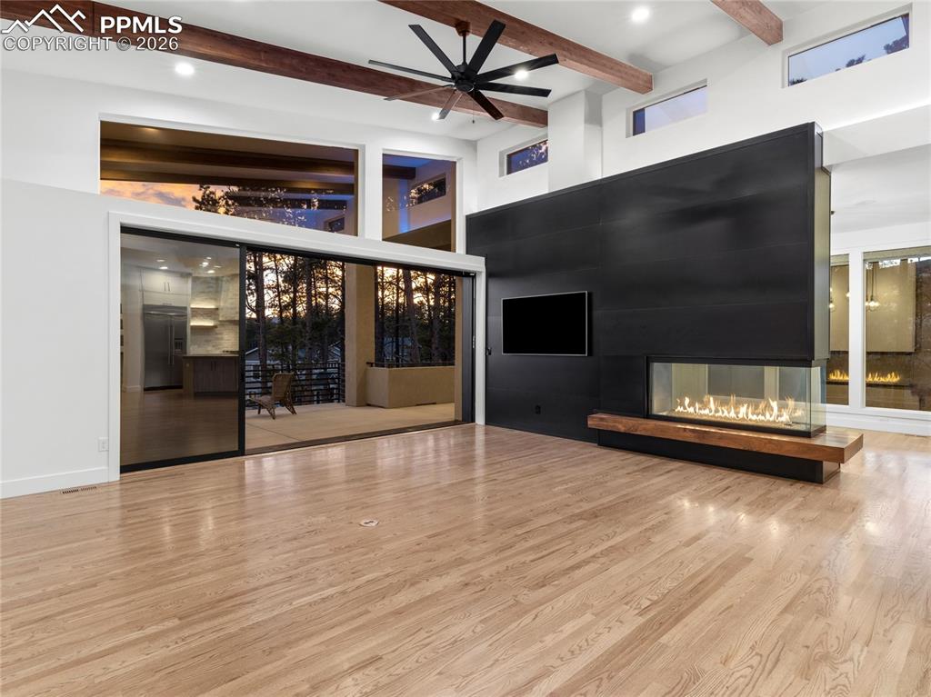 Image 5 of 50: Living Room