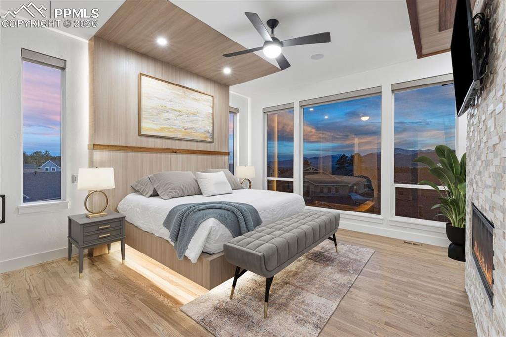 Image 6 of 50: Bedroom