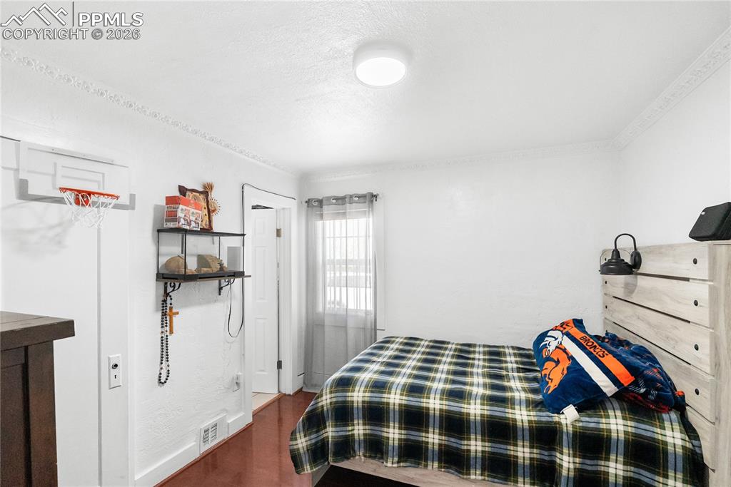 Image 10 of 32: Bedroom