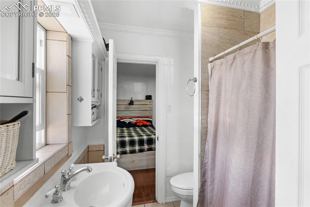 Image 12 of 32: Bathroom