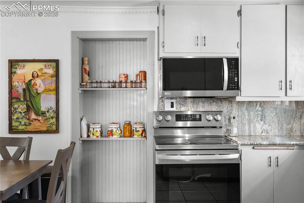 Image 14 of 32: Kitchen