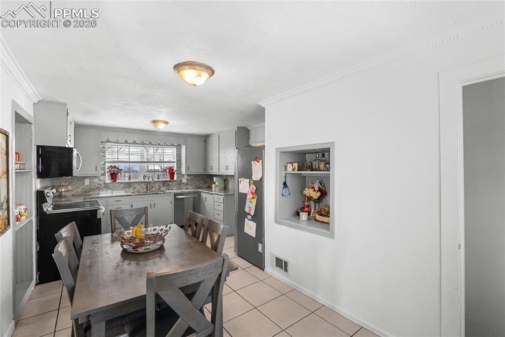 Image 17 of 32: Dining Area