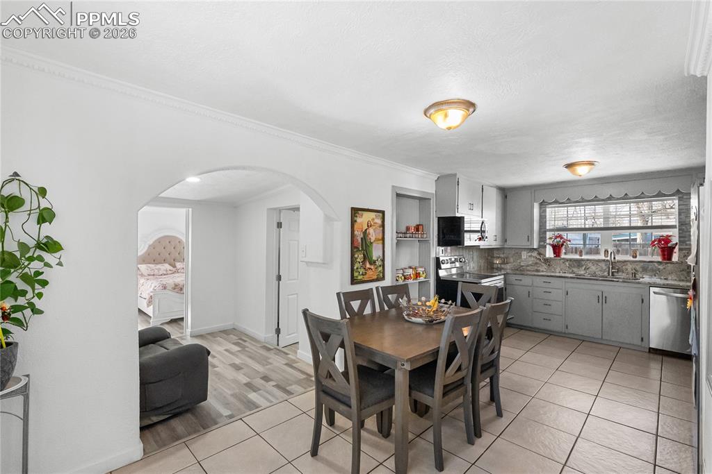 Image 18 of 32: Dining Area