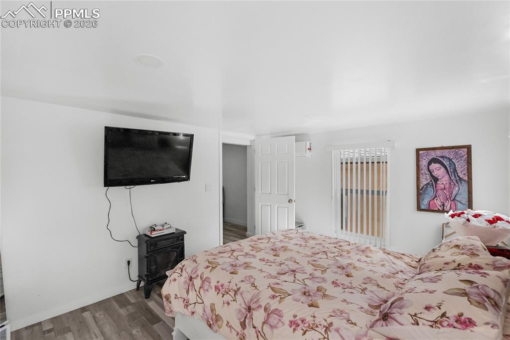 Image 22 of 32: Bedroom