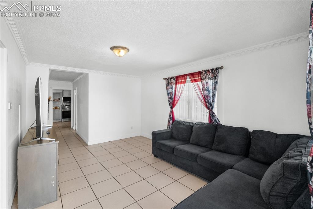 Image 6 of 32: Living Room