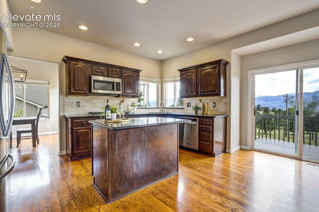 Image 14 of 46: Kitchen