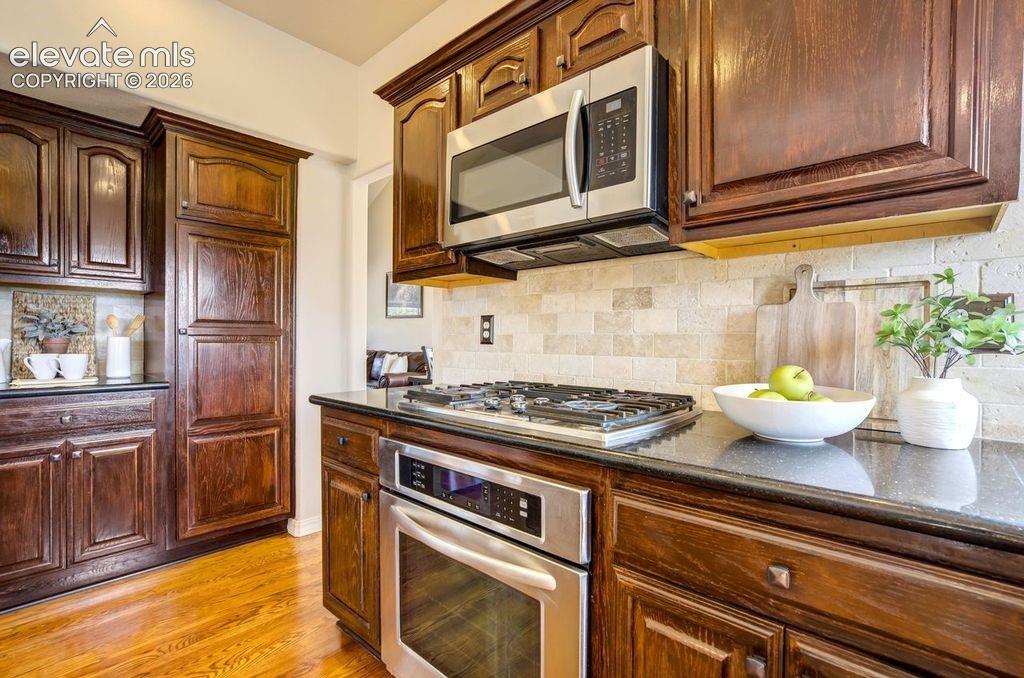 Image 16 of 46: Kitchen
