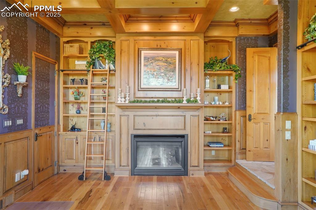 Image 15 of 41: Living Room